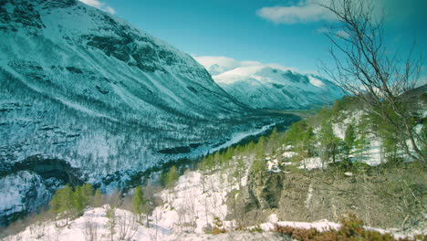 Impresionante-Travelling-Cinematográfico-De-Izquierda-A-Derecha-En-El-Norte-De-Noruega