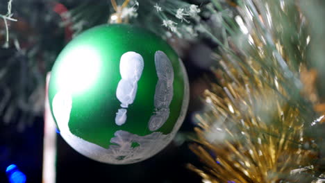 Grüne-Weihnachtskugel-Mit-Weißem-Kinderhandabdruck-Darauf