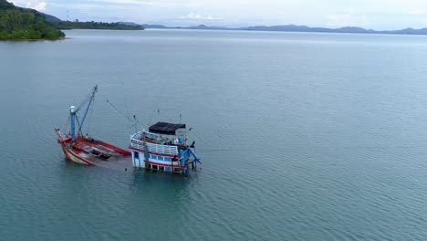 Halb-Versunkenes-Fischerboot-Am-Ufer-Einer-Einsamen-Insel-Umkreist-Drohne-Abgeschnitten
