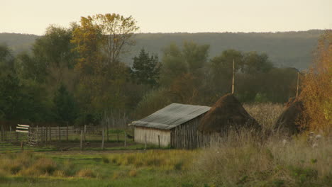 Sonnenuntergangaufnahme-Eines-Landwirtschaftlichen-Gebäudes-In-Rumänien
