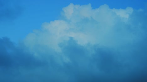 Zeitraffer-Von-Blauen-Wolken,-Die-In-Der-Abenddämmerung-Durch-Den-Himmel-Treiben