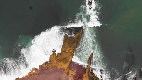 Sich-Drehende-Luftaufnahmen-Als-Wellen,-Die-Das-Ufer-Am-Roten-Strand-Paracas-Nationalpark-Peru-Waschen