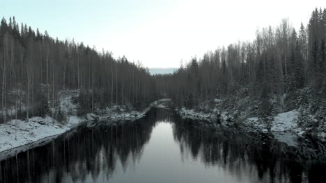 Antenne,-Drohnenaufnahme,-Fliegen-über-Einem-Fluss,-In-Richtung-Eines-Blattlosen-Waldes,-Erster-Schnee-Auf-Dem-Boden,-In-Der-Nähe-Von-Joensuu,-Nordkarelien,-Finnland
