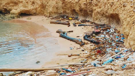 Plastikflaschen-Und-Verschmutzungsrückstände,-Die-über-Tropische-Strandnischen-Verstreut-Waren
