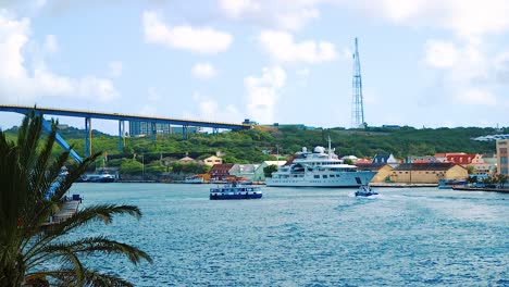 Ferry-Y-Barco-Piloto-Navegando-Por-El-Puerto-De-Willemstad-En-Un-Hermoso-Día-Soleado-En-Curacao