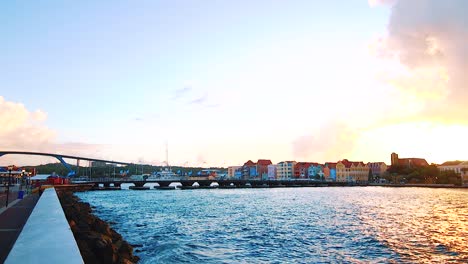 Schwenkschuss-Eines-Wunderschönen-Sonnenaufgangs-Nahe-Dem-Wasser-In-Punda-In-Willemstad,-Curacao