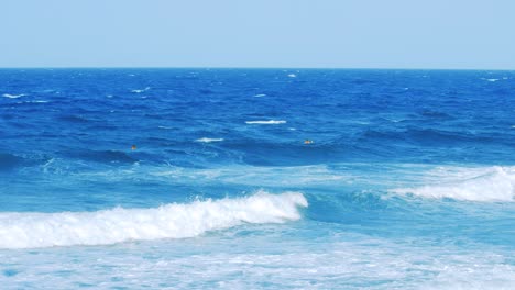 Tres-Surfistas-Remando-Sobre-Pequeñas-Olas-En-Una-Hermosa-Playa-En-El-Caribe-En-Un-Día-Soleado-Espectral