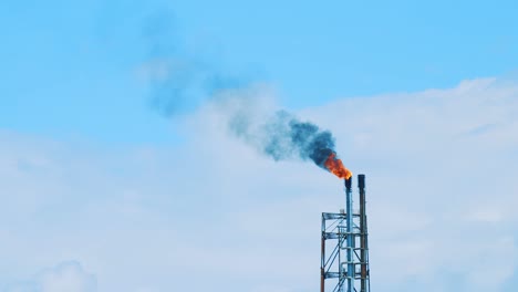 Zeitlupenaufnahme-Einer-Großen-Industriellen-Raffinerie,-Die-Schwarzen,-Umweltschädlichen-Smog-In-Einen-Klaren-Blauen-Himmel-In-Curacao-Emittiert