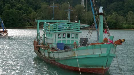 Eine-Statische-Aufnahme-Von-2-Alten-Fischerbooten,-Die-Auf-See-In-Der-Nähe-Einer-Beschnittenen-Insel-Verankert-Sind