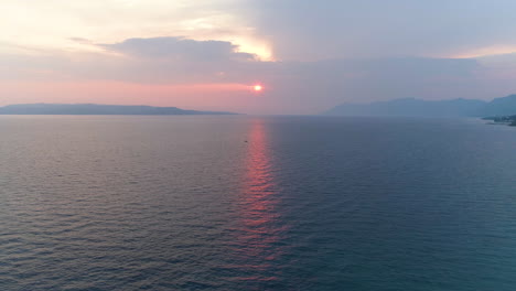 Hermosas-Imágenes-De-Drones-De-Una-Puesta-De-Sol-Rosa-En-Makarska-Riviera-En-Croacia