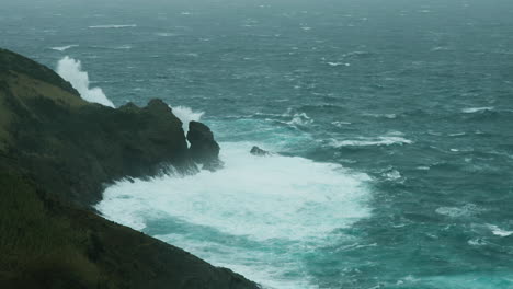 Un-Mar-Tormentoso-Alrededor-De-La-Costa-De-Faial,-Azores