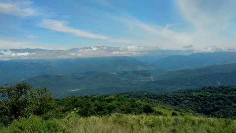 Vista-Panorámica-Larga-Sobre-El-Paisaje-Verde-Del-Terreno-Montañoso