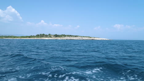 Langsame-Schwenkung-Von-Yachten-Und-Kleiner-Insel-In-Der-Adria-In-Der-Nähe-Von-Trogir-In-Kroatien-Während-Einer-Bootsfahrt