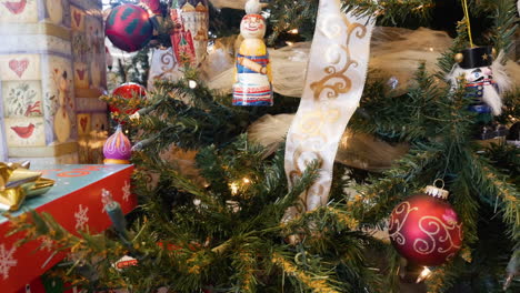 Nahaufnahme-Eines-Voll-Geschmückten-Weihnachtsbaums---Hochschieben