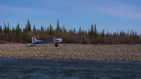 bush-plane-flying-in-Alaska