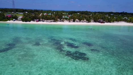 Niedrige-Antenne-Entlang-Der-Malediven-Inselküste-Mit-Seichtem,-Klarem-Wasser