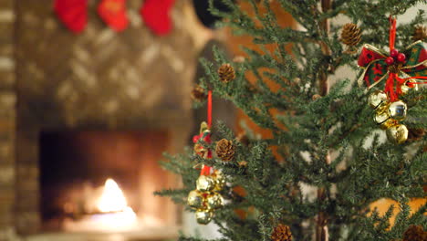 Ein-Junger-Mann,-Der-Für-Die-Feiertage-Strümpfe-über-Den-Kamin-Vor-Dem-Weihnachtsbaum-Legt-Und-Die-Wärme-Des-Feuers-Genießt