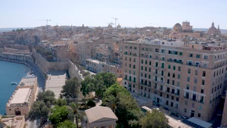 Drohne-Fliegt-über-Der-Stadt-La-Valletta-In-Malta