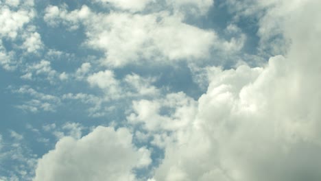 Große-Gewitterwolken-Bewegen-Sich-Auf-Einem-Tiefblauen-Himmel