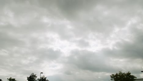 Gewitterwolken-Ziehen-In-Die-Stadt