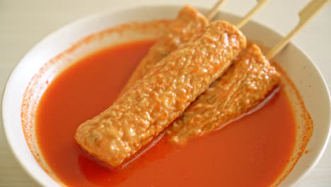 Omuk---Koreanischer-Fischfrikadellenspieß-In-Koreanischer-Würziger-Suppe---Koreanischer-Streetfood-Stil