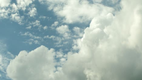 Gewitterwolken-Ziehen-An-Einem-Tiefblauen-Himmel-Heran