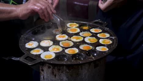 Cocinar-Varios-Huevos-De-Codorniz-En-Una-Sartén-Caliente