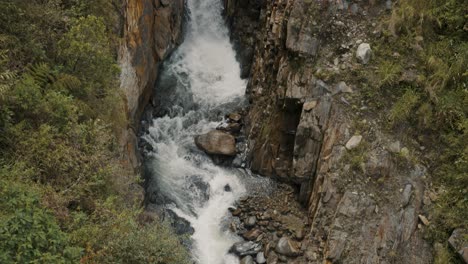 Wasser,-Das-Durch-Den-Fluss-Von-Wasserfällen-In-Heiligen-Wasserbädern,-Ecuador-Fließt