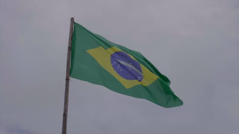 Brasilianische-Grüne-Flagge-In-Zeitlupe,-Die-Sanft-Im-Wind-Am-Bewölkten-Himmel-Weht
