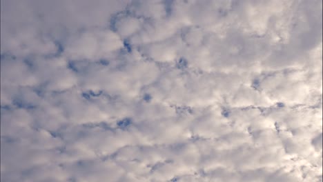 Weiße-Wolken-Aus-Zuckerwatte,-Die-Sich-Im-Vollständig-Bedeckten-Zeitraffer-Am-Himmel-Bewegen