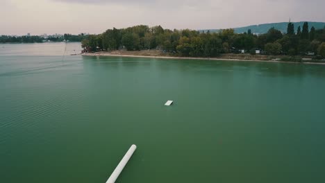Drohnenaufnahme-Des-Sees-Zlate-Pesky,-Bratislava,-Slowakei-An-Einem-Bewölkten-Tag
