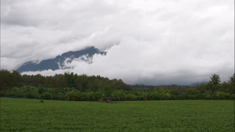 Sich-Langsam-Bewegende-Wolken-über-Dem-Berg-Doi-Luang-Chiang-Dao-In-Chiang-Mai-Thailand