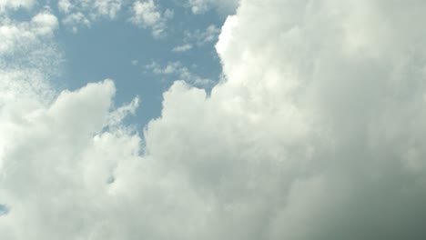 Große-Wolken-Bewegen-Einen-Stürmischen-Himmel