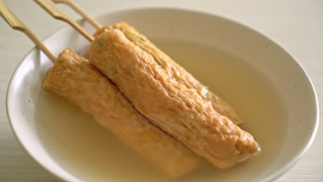 Omuk---Koreanischer-Fischfrikadellenspieß-In-Suppe---Koreanischer-Streetfood-Stil