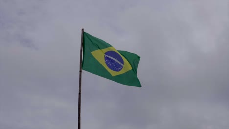 Brasilien-Flagge-In-Der-Luft