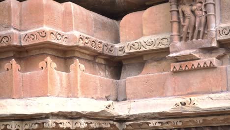 Exterior-Wall-Carvings-With-Figures-Of-Gods-And-Goddesses,-Humans-And-Animals-In-Kandariya-Mahadev-Temple,-Khajuraho,-Madhya-Pradesh,-India
