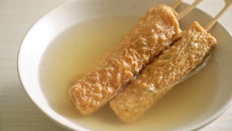 Omuk---Koreanischer-Fischfrikadellenspieß-In-Suppe---Koreanischer-Streetfood-Stil