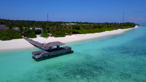 Weiche-Luftrutsche-Links,-Die-Wunderschöne-Malediven-Inseln-Zeigt