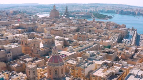 Drone-Volando-Sobre-La-Ciudad-De-La-Valletta-En-Malta-Panorámica-E-Inclinación-Hacia-Arriba