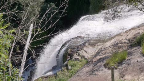 Blick-Hinunter-Auf-Den-Schnell-Fließenden-Wasserfall-über-Der-Felsoberfläche
