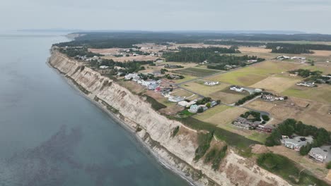 Drohnenansicht-Des-Erodierenden-Weststrandes-Von-Whidbey-Island