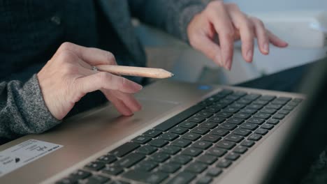 Weiße-Weibliche-Hände,-Die-Auf-Einer-Laptoptastatur-Schreiben-Und-Die-Touchbar-Verwenden