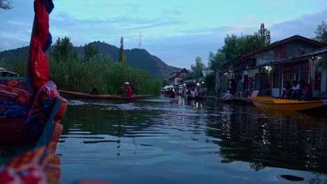 Houseboat-Sailing-On-Dal-Lake-Past-Floating-Markets-And-Shops-In-Srinagar,-Kashmir,-India