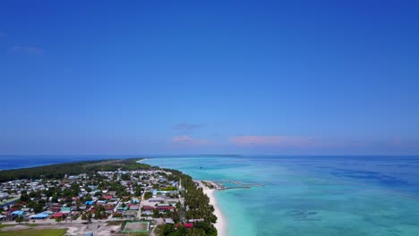 Weiter-Panoramablick-Aus-Der-Vogelperspektive-über-Die-Insel-Der-Malediven