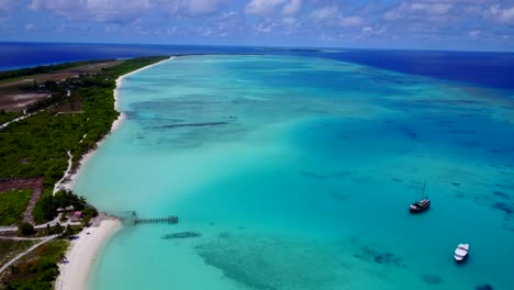 Tranquilas-Aguas-Turquesas-Junto-A-Una-Impresionante-Playa-Blanca-En-Las-Apartadas-Maldivas