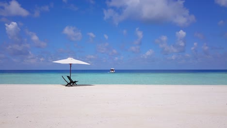 Isolierte-Liegestühle-Am-Strahlend-Weißen-Karibischen-Strand-Mit-Kristallklarem-Wasser