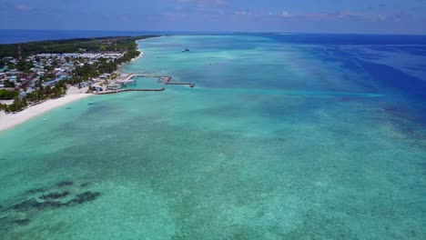 Panorama-Luftfahrt-In-Richtung-Der-Exquisiten-Küste-Der-Malediven