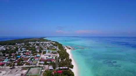 Blick-Auf-Eine-Karibische-Insel-Mit-Kleiner-Stadt,-Palmen-Und-Weißen-Stränden-Am-Türkisfarbenen-Meer,-Luftaufnahme