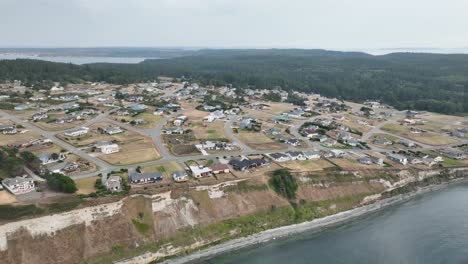 Aerial-view-pushing-in-on-one-of-Washington-State's-waterfront-communities