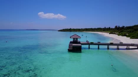 Schwenken-Sie-Um-Den-Wunderschönen-Alten-Maledivischen-Holzsteg-Herum,-Der-Bereit-Ist,-Touristen-Zu-Empfangen,-Die-Eine-Abgelegene-Tropische-Insel-Besuchen